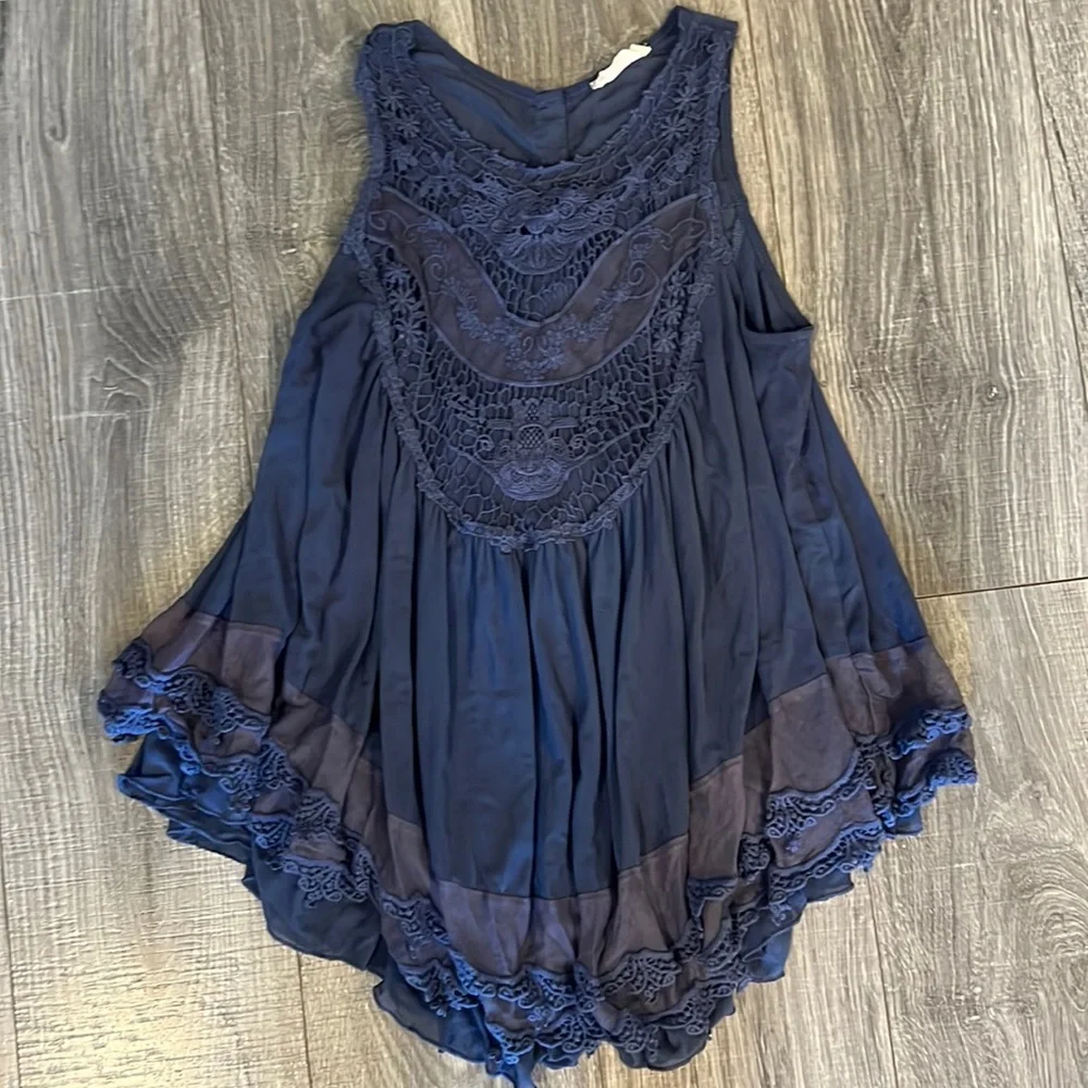 Altar’d state floral flowy embroidered top - Picture 1 of 10